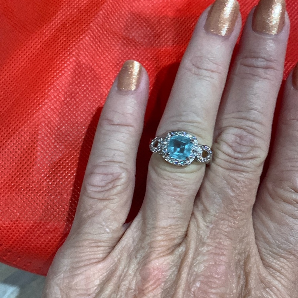 New with tags, beautiful costume jewelry rings many shapes